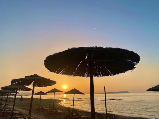 Mikes On The Beach Херсонисос Екстериор снимка